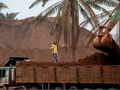 Xe tải chở quặng bauxite tại Malaysia. Ảnh: AFP