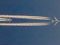 Boeing 747 đang vượt Boeing 737, cảnh quay được từ chiếc Boeing 777 ở bên dưới