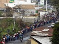 Người dân xếp hàng để mua thực phẩm ở một siêu thị ở San Cristobal, Venezuela. Ảnh: Reuters.