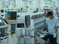 Mặt hàng điện thoại và linh kiện đã đóng góp lớn vào tăng trưởng xuất khẩu của Việt Nam trong năm qua. Trong ảnh là sản xuất tại nhà máy của Samsung ở Bắc Ninh - Ảnh: Quốc Hùng