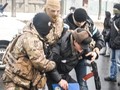 Cơ quan An ninh Ukraine (SBU) khống chế một người đàn ông Việt Nam trong vụ khám xét sáng 29/1. Ảnh: Novorossia Today