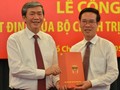 Thường trực Ban Bí thư Đinh Thế Huynh trao quyết định phân công cho tân Trưởng Ban Tuyên giáo TƯ Võ Văn Thưởng