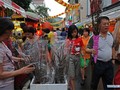 Người dân Singapore đi mua sắm đồ Tết tại Chinatown