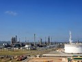 Xăng dầu Dung Quất đang kêu cứu vì giá bán cao hơn giá nhập khẩu khiến khó tiêu thụ sản phẩm.