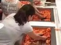 Du khách Trung Quốc "ăn tục", dùng đĩa xúc tôm
