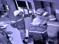 Clip cạy cửa thang máy giải thoát 16 người đang kêu cứu
