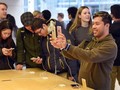 Quá phụ thuộc vào iPhone đang làm hại Apple - Ảnh: AFP
