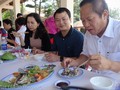 Bộ trưởng Bộ TT-TT cùng đoàn nhà báo thưởng thức món cá tại Quảng Bình