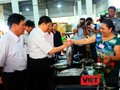  Phó Chủ tịch UBND TP Đà Nẵng Dặng Việt Dũng mua cá tại điểm bán được cấp giấy chứng nhận của Chi Cục quản lý chất lượng nông lâm thủy sản (Sở NN & PTNT Đà Nẵng)