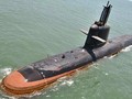 Tàu ngầm Kalvari, chiếc đầu tiên trong loạt 6 chiếc lớp Scorpene Ấn Độ đóng theo giấy phép của Pháp, thử nghiệm trên biển ngày 1.5.2016. Không có ngư lôi, tàu này như hổ không nanh - Ảnh: Hải quân Ấn Độ