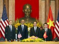 Chủ tịch nước Trần Đại Quang và Tổng thống Obama tại lễ ký kết - Ảnh: Việt Dũng