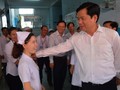 Bí thư Thành ủy TP.HCM Đinh La Thăng hỏi thăm một y tá đang công tác tại bệnh viện sáng 5-6 - Ảnh: QUANH ĐỊNH