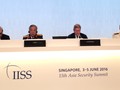 Đô đốc Tôn Kiến Quốc (ngoài cùng bên phải) bao biện về chủ quyền của Trung Quốc tại Đối thoại Shangri-La ở Singapore ngày 5-6 - Ảnh: QUỲNH TRUNG