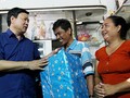 Bí thư Thành ủy TP.HCM Đinh La Thăng trong một lần tặng quà và động viên gia đình anh Đào Tiến Dũng (quận 8) ủng hộ chủ trương di dời nhà ven Kênh Tẻ của TP trong thời gian tới. Ảnh: HOÀNG GIANG