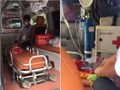 Hình ảnh cháu bé nằm trong xe cứu thương bị chặn tại BV Nhi TW (Ảnh cắt từ clip)