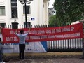 Doanh nghiệp làm biểu ngữ, giăng tại cổng Bộ Công thương để thể hiện thái độ - Ảnh: C.V.K