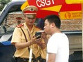 CSGT kiểm tra nồng độ cồn đối với người điều khiển phương tiện giao thông