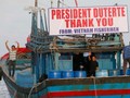 Ngư dân Việt Nam giăng dòng chữ: "Cảm ơn Tổng thống Duterte. Lời cảm ơn từ ngư dân Việt Nam". Ảnh: AP.