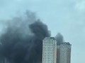 Hình ảnh khói đen nghi ngút bốc ra từ tòa nhà chung cư. (Ảnh cắt từ clip Facebook Hoàng Thanh Tuấn)