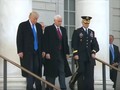 Ông Donald Trump và ông Mike Pence đến đặt vòng hoa tại Nghĩa trang Quốc gia Arlington