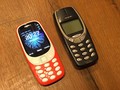 Nokia 3310 phiên bản 2017 mới (trái) và phiên bản nguyên thủy năm 2000 (phải)