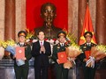Chủ tịch nước trao quyết định thăng quân hàm cho ba sĩ quan cao cấp của Quân đội nhân dân Việt Nam. Ảnh: QĐND