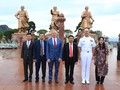 Đại sứ Mỹ tại Việt Nam Ted Osius và Tư lệnh Hạm đội Thái Bình Dương Scott Swift thăm khu di tích Bạch Đằng Giang. Ảnh Duy Thính