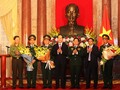 Chủ tịch nước trao quyết định thăng hàm thượng tướng, trung tướng cho các sĩ quan quân đội. Nguồn: VGP