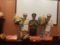 Giám đốc CATP Hà Nội trao quyết định và tặng hoa chúc mừng 02 tân Phó Giám đốc CATP. Ảnh: Công an Hà Nội