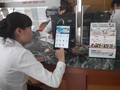 Nhân viên LienVietPostBank đang thực hành sử dụng máy tính bảng để giới thiệu cho khách hàng