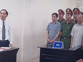 Vũ "nhôm" và các bị can nghe tuyên án chiều 30/7. Ảnh chụp từ clip, qua màn hình.