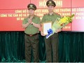 Trao Quyết định Cục trưởng Cục An ninh mạng và phòng, chống tội phạm sử dụng công nghệ cao cho tướng Nguyễn Minh Chính. (Nguồn: Mps.gov.vn)