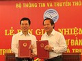 Bộ trưởng Trương Minh Tuấn bàn giao bàn giao nhiệm vụ Bí thư Ban cán sự Đảng cho Bộ trưởng TT&TT NGuyễn Mạnh Hùng. Ảnh: MIC