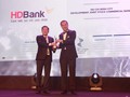 Ông Phạm Quốc Thanh – phó TGĐ HDBank (trái) đại diện lãnh đạo HDBank nhận giải thưởng ngân hàng có nơi làm việc tốt nhất Châu Á