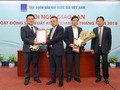 Chủ tịch HĐTV Trần Sỹ Thanh và Tổng giám đốc Nguyễn Vũ Trường Sơn trao quyết định bổ nhiệm cho các Phó Tổng giám đốc PVN. Ảnh: PVN
