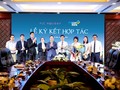 Đại diện PVcomBank và FLC Holiday ký kết hợp đồng hợp tác và trao đổi quà lưu niệm