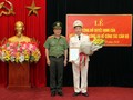 Thứ trưởng Nguyễn Văn Thành trao Quyết định điều động cán bộ của Bộ trưởng Bộ Công an cho Đại tá Đỗ Văn Hoành. Nguồn: Bộ Công an