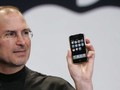 Steve Jobs và chiếc iPhone đầu tiên. Nguồn: Business Insider