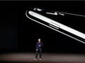 Tim Cook giới thiệu dòng iPhone 7 trong lễ ra mắt được tổ chức vào năm 2016 (Ảnh: Getty Images)