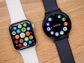 Samsung Galaxy Watch và Apple Watch là "kỳ phùng địch thủ" trên thị trường smartwatch (Ảnh: Cnet)