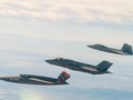 Máy bay chiến đấu không người lái Kratos Defense XQ-58A Valkyrie của Mỹ (trái) bay cạnh máy bay F-35 và F-22 (Ảnh: Asia Times)