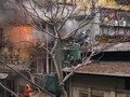 Khoảnh khắc người đàn ông "tay không" giải cứu bé gái mắc kẹt trong ngôi nhà bị cháy