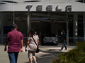 Tesla phải cắt giảm mục tiêu giao xe dù ghi nhận doanh thu kỷ lục (Ảnh: Getty Images)