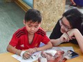 Thành viên Ams Advisor trò chuyện cùng một bệnh nhi.