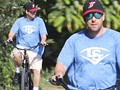 Adam Sandler vui vẻ đạp xe quanh thành phố