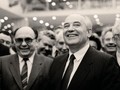 A.Yakovlev (trái) và M.Gorbachev (phải)-“cặp bài trùng” trong cải tổ ở Liên Xô trong những năm 1985-1991 (Ảnh Novosti).