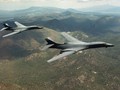 Hai máy bay B-1B Lancer bay lượn trên bầu trời Wyoming