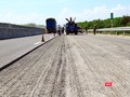 Mặt đường cao tốc Đà Nẵng-Quảng Ngãi bị bóc lên làm lại sau những hư hỏng của lớp mặt đường dù mới đưa vào khánh thành không lâu