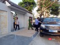 Lực lượng chức năng tiến hành khám xét tại nhà riêng của ông Nguyễn Thanh Sang - nguyên Giám đốc Sở Tài chính TP Đà Nẵng, chiều 19/3.