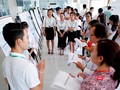 Các sinh viên thuyết trình về sản phẩm nghiên cứu khoa học và thuyết trình kêu gọi đầu tư để khởi nghiệp